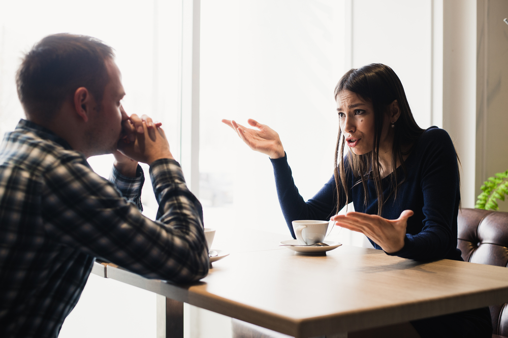 YoungCoupleArguingInACafeRelationshipProblems - welltica.dk - Vejen til et bedre liv