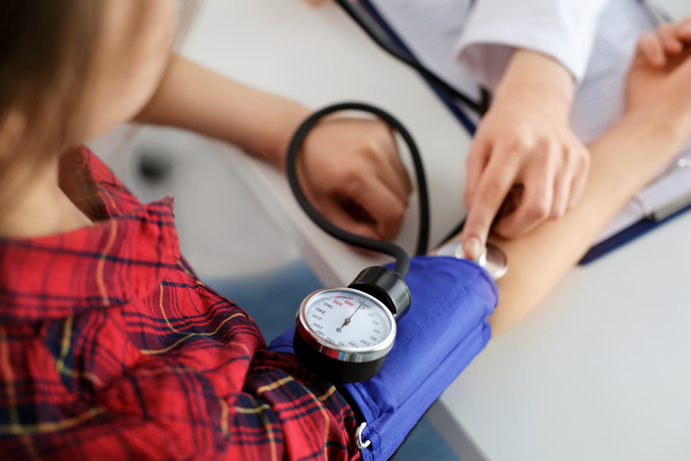 CloseUpViewOfFemaleMedicineDoctorMeasuringBloodPressure - welltica.dk - Vejen til et bedre liv