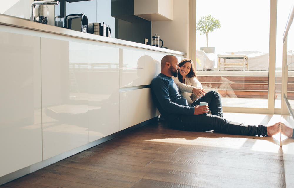 YoungManAndWomanSittingOnFloorInKitchenAnd - welltica.dk - Vejen til et bedre liv