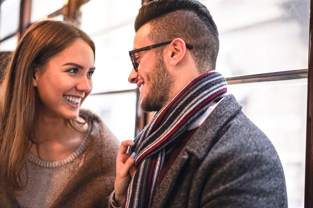 HappyCoupleLaughingWhileLookingEachOtherInTheBus - welltica.dk - Vejen til et bedre liv