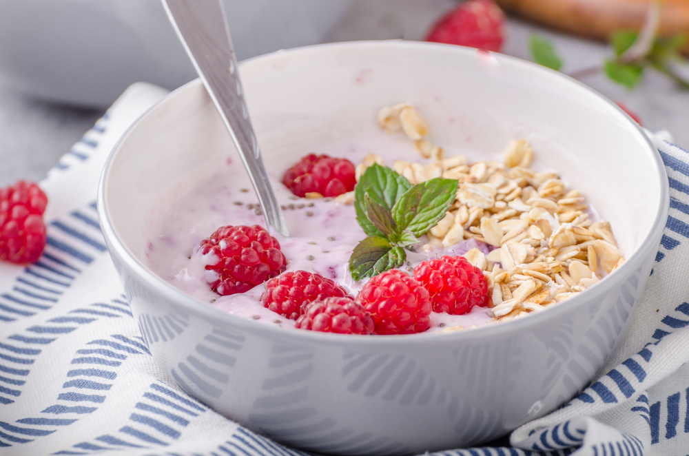 DelishHealthyBreakfastOatmeatRapsberryYoghurtFood - welltica.dk - Vejen til et bedre liv