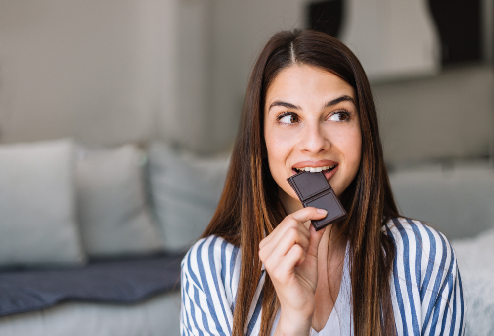 GirlDecidingWhatToHaveAsASnack - welltica.dk - Vejen til et bedre liv