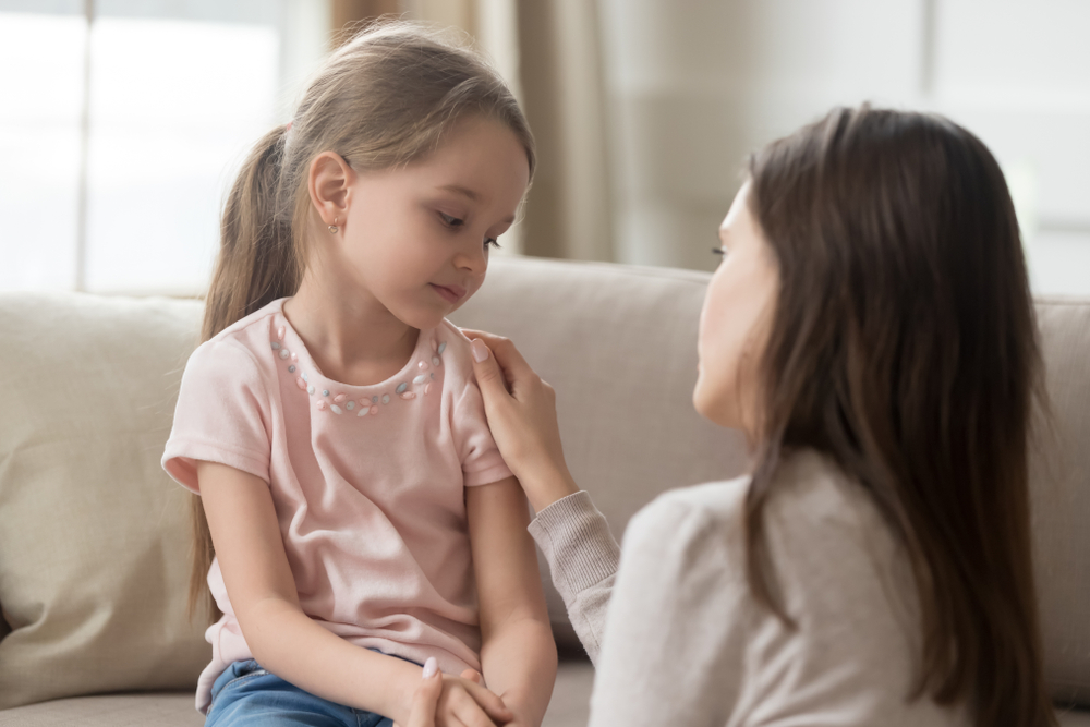LovingWorriedMomPsychologistConsolingCounselingTalkingToUpsetLittle - welltica.dk - Vejen til et bedre liv