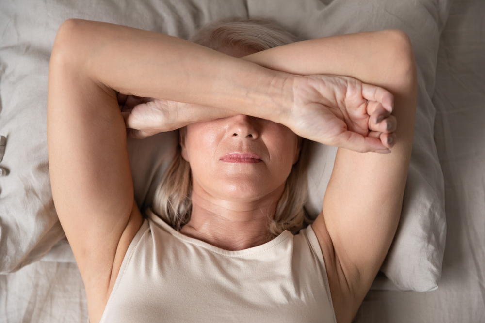 SleeplessMatureWomanSufferingFromInsomniaCloseUpLyingIn - welltica.dk - Vejen til et bedre liv
