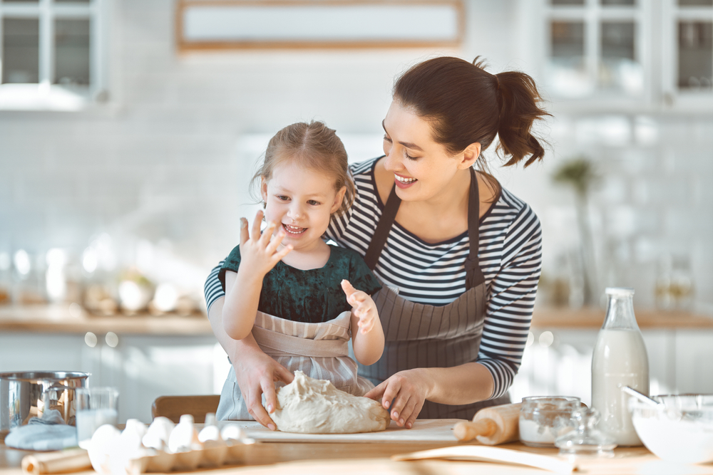 HappyLovingFamilyArePreparingBakeryTogetherMotherAndChild - welltica.dk - Vejen til et bedre liv