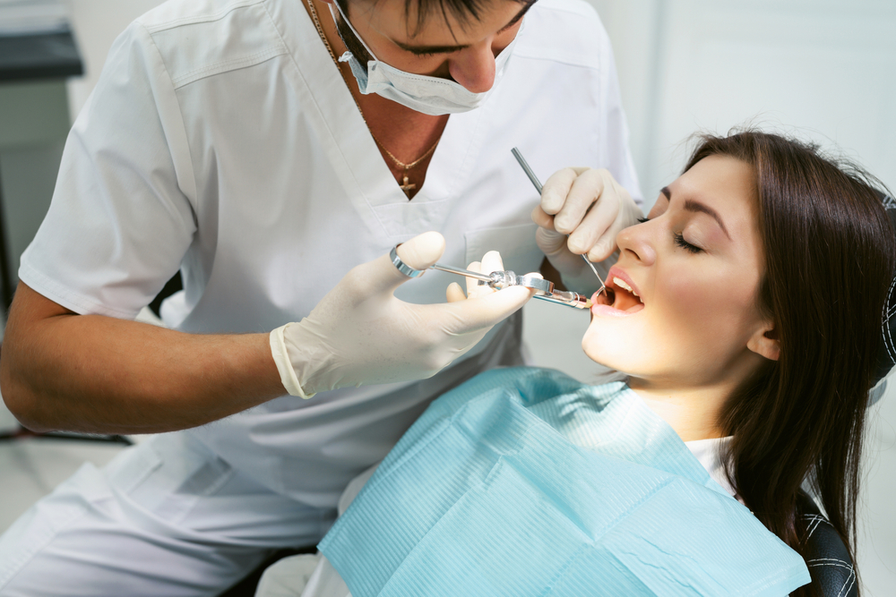 PainkillerAnesthesiaInjectionDentistExaminingAPatientsTeethInModern - welltica.dk - Vejen til et bedre liv