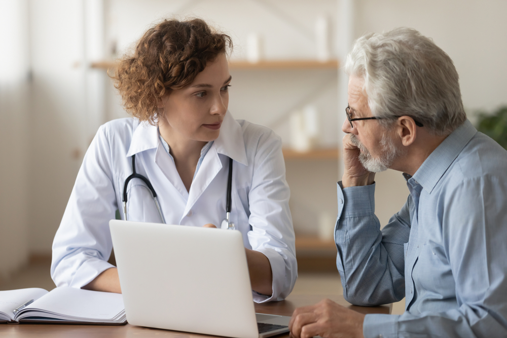 YoungFemaleProfessionalDoctorPhysicianConsultingOldMalePatientTalking - welltica.dk - Vejen til et bedre liv