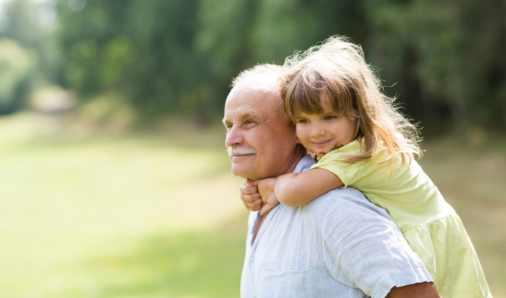 LittleChildGirlHugsGrandpaOnWalkInTheSummer - welltica.dk - Vejen til et bedre liv