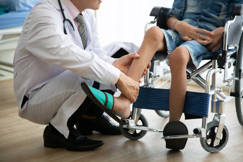 DoctorCheckingDisabledPersonPateintLegAtHospitalMuscleWeakness - welltica.dk - Vejen til et bedre liv