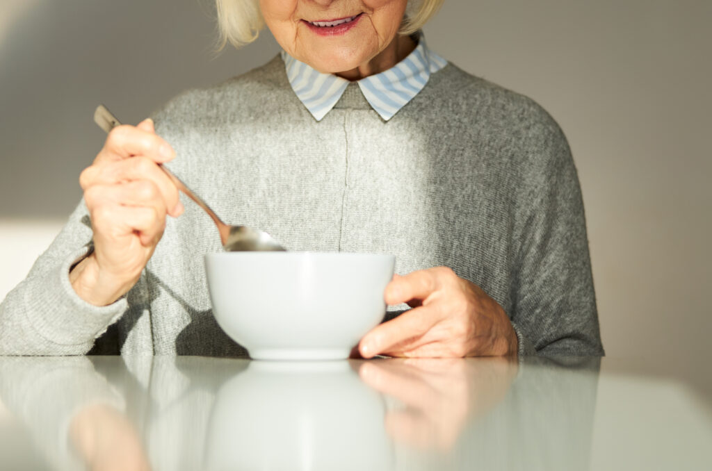 Old, eating, bowl - welltica.dk - Vejen til et bedre liv