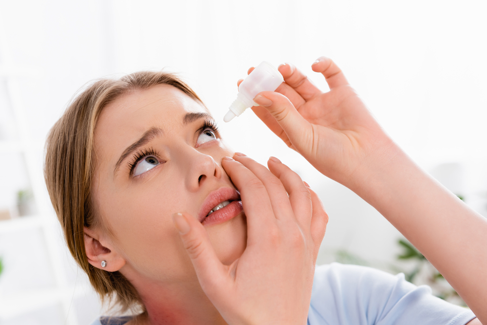 YoungWomanApplyingEyeDropsDuringAllergy - welltica.dk - Vejen til et bedre liv