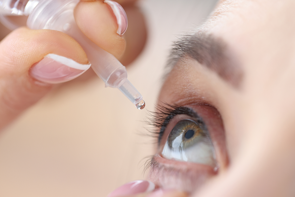 WomanDripsEyeDropsIntoHerEyesEyeDiseasesAnd - welltica.dk - Vejen til et bedre liv