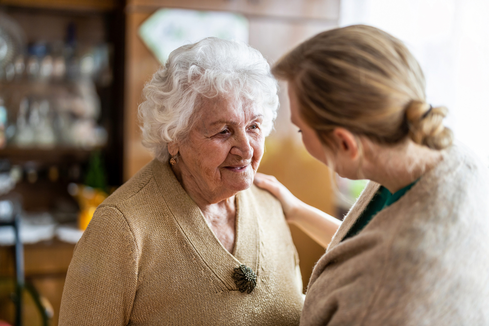 HealthVisitorTalkingToASeniorWomanDuringHomeVisit - welltica.dk - Vejen til et bedre liv