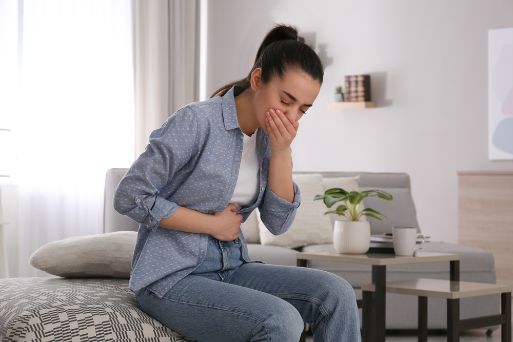 YoungWomanSufferingFromNauseaAtHomeFoodPoisoning - welltica.dk - Vejen til et bedre liv