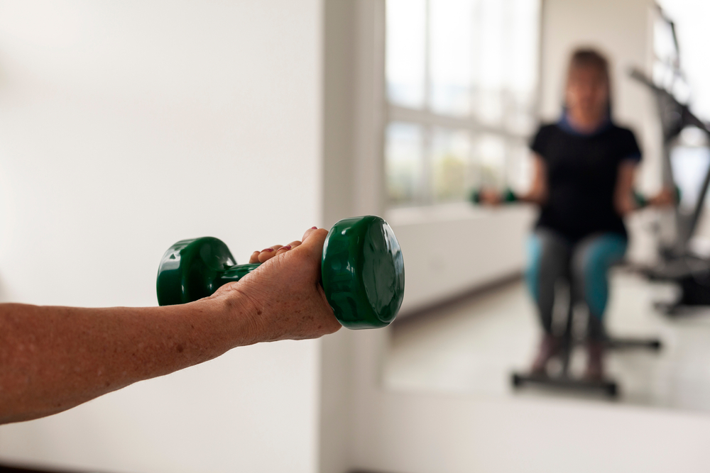 70-year-oldLatinaGrandmotherWorksOutLiftingWeightsInAGym - welltica.dk - Vejen til et bedre liv