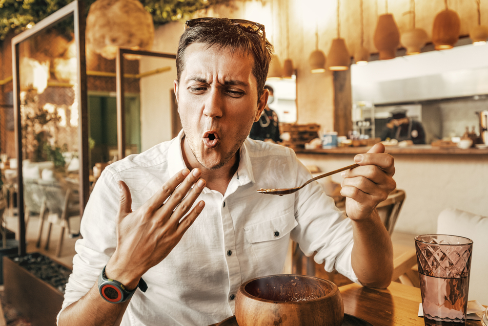 FunnyManTriesASpicyAndHotDishFromThe - welltica.dk - Vejen til et bedre liv