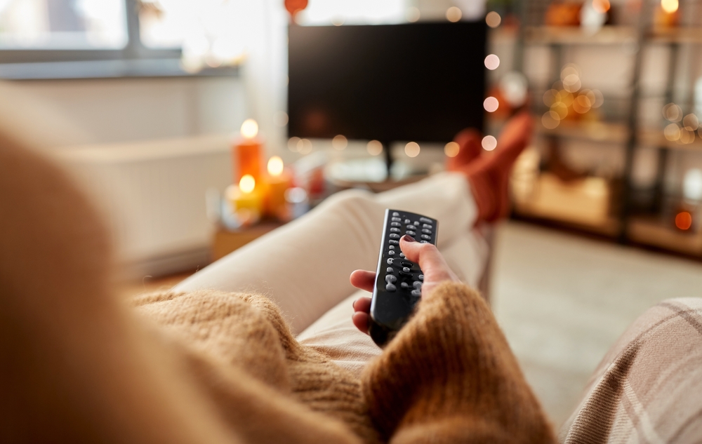 HalloweenHolidaysAndLeisureConcept-YoungWomanWithRemote - welltica.dk - Vejen til et bedre liv