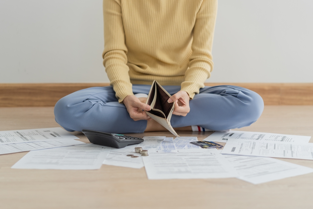 StressedProblemBusinessPersonWomanHoldingAndOpenEmptyWallet - welltica.dk - Vejen til et bedre liv