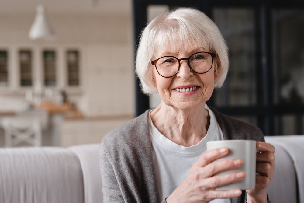 ComfortRelaxedSeniorOldElderlyWomanGrandmotherDrinkingHotBeverage - welltica.dk - Vejen til et bedre liv