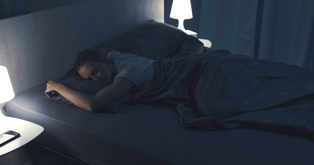 WomanSleepingInHerBedAtNightSheIsLying - welltica.dk - Vejen til et bedre liv