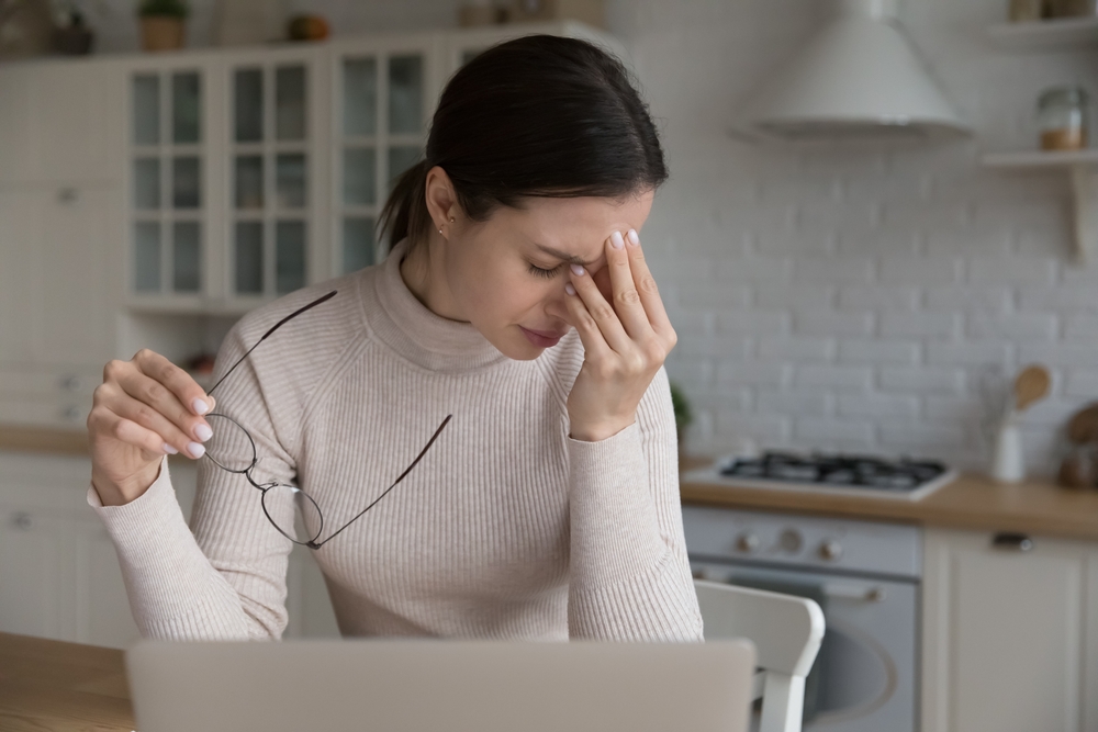 FrustratedDepressedFreelanceWorkerGettingBadNewsAtHomeWorkplace - welltica.dk - Vejen til et bedre liv