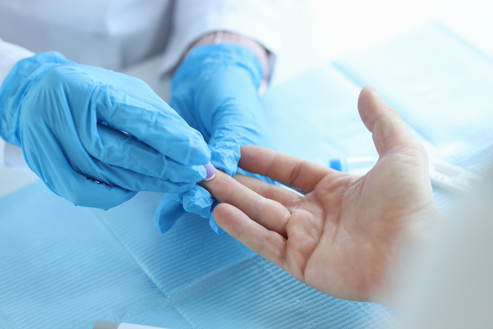 Close-upOfNurseLabTechnicianInGlovesUsingPainlessScarifier - welltica.dk - Vejen til et bedre liv