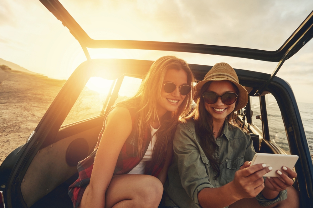 WomenFriendsSelfieAndCarOnVacationBeachAndSunset - welltica.dk - Vejen til et bedre liv