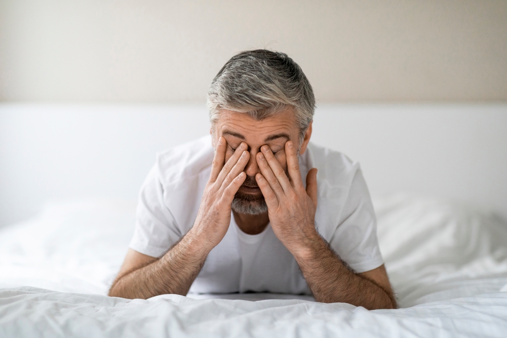 SleepingDisorderCloseupOfExhaustedGrey-hairedMiddleAgedManLying - welltica.dk - Vejen til et bedre liv