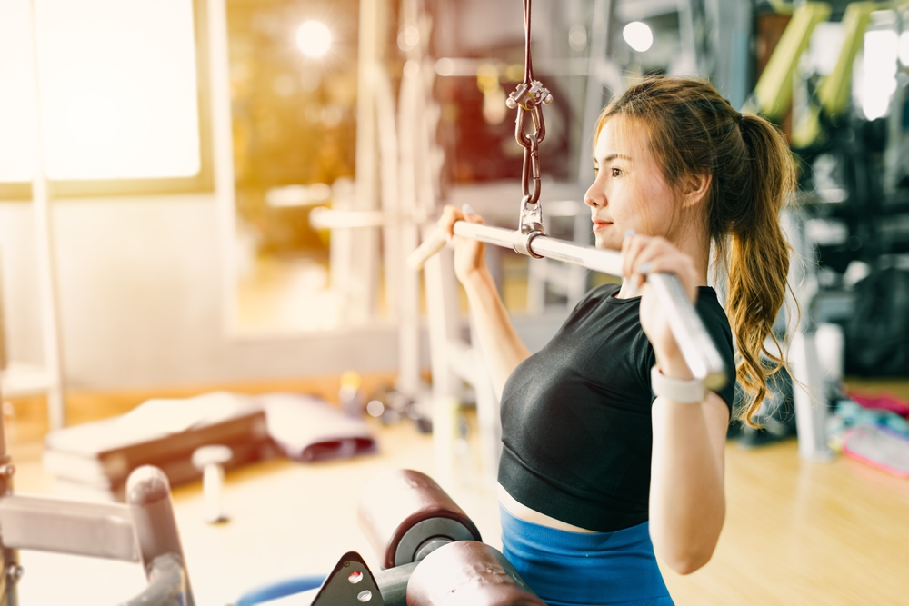 WomanArmsShoulderCoreMuscleStrengthWorkoutTrainingLatPull - welltica.dk - Vejen til et bedre liv