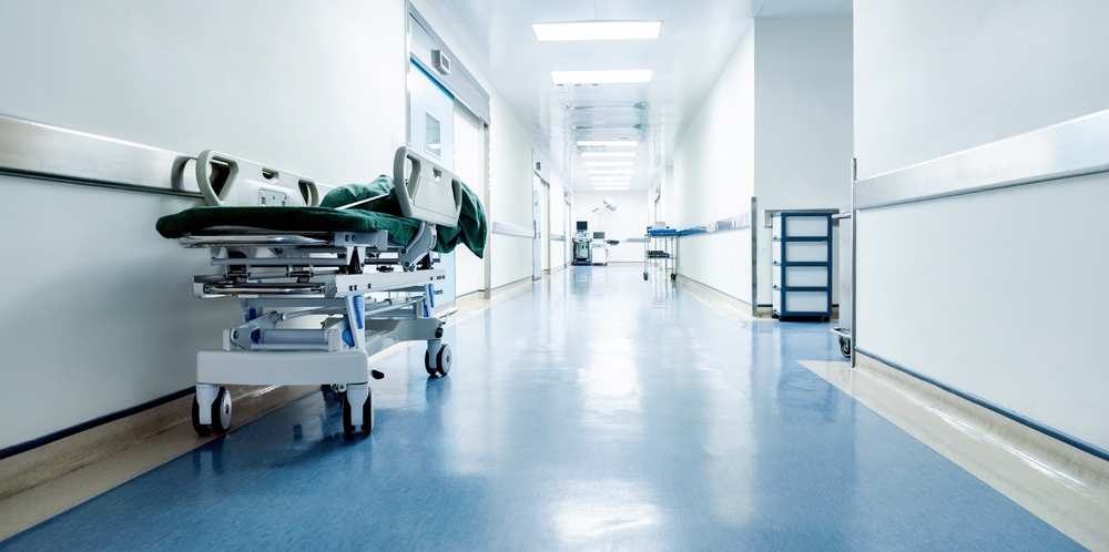 EmptyHospitalHallwayWithBed - welltica.dk - Vejen til et bedre liv