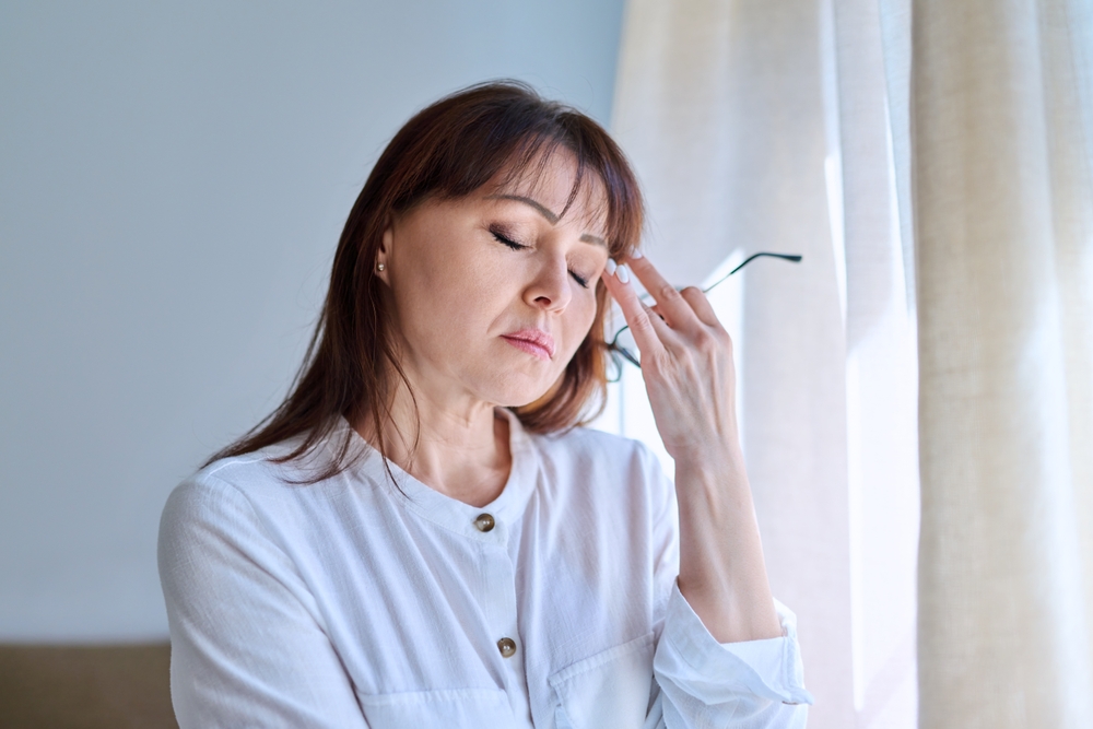 Middle-agedWomanExperiencingStressDifficultiesHeadache - welltica.dk - Vejen til et bedre liv