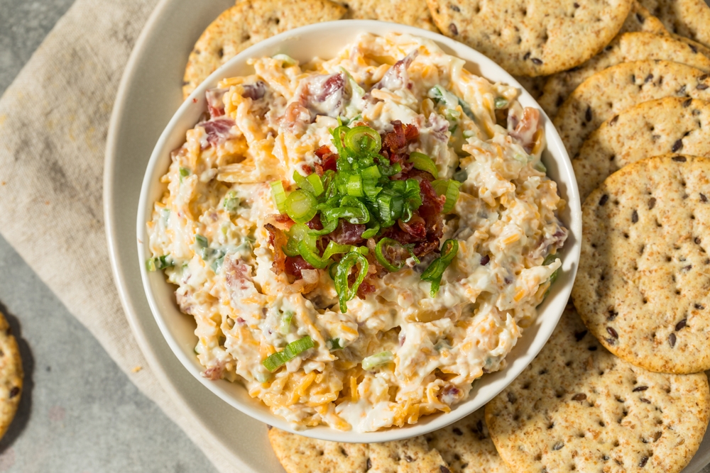 HomemadeMillionDollarCheeseDipWithBaconAndCrackers - welltica.dk - Vejen til et bedre liv