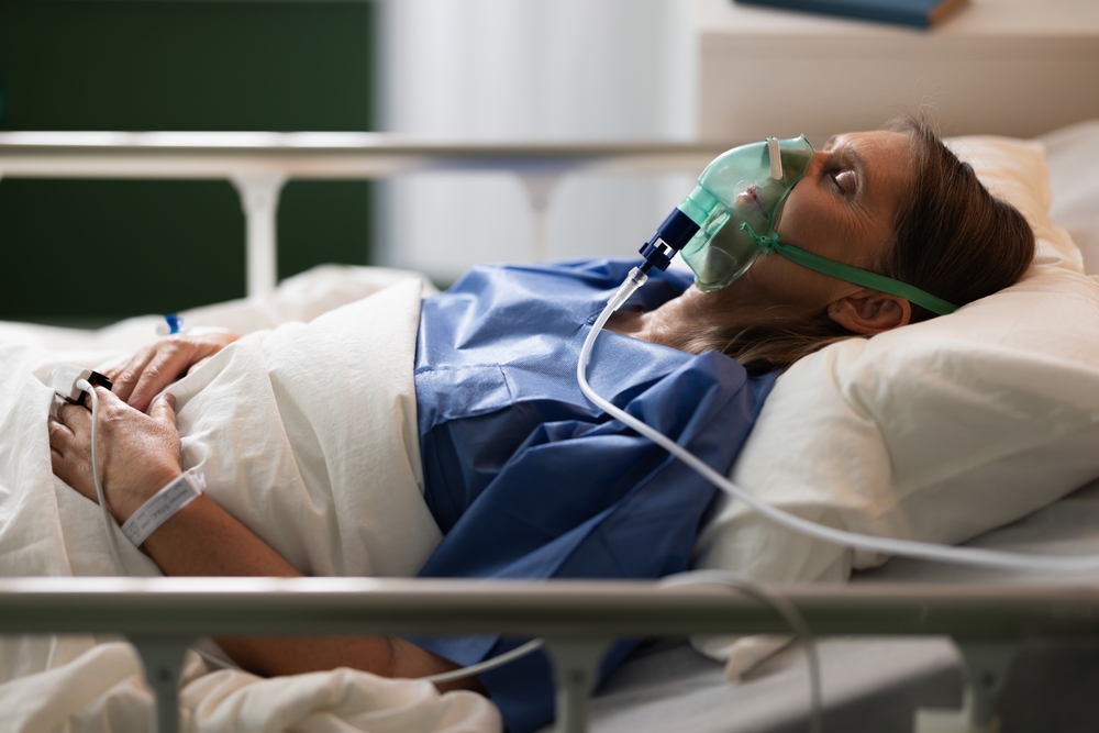 SeniorWomanInTheHospitalWithAnOxygenMaskAppears - welltica.dk - Vejen til et bedre liv