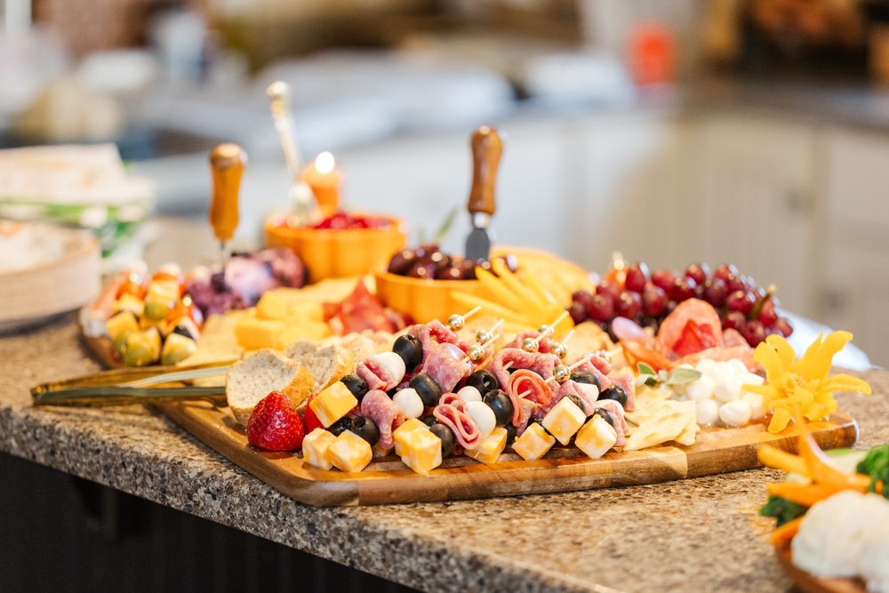 AElegantVibrantCharcuterieBoardWithAssortedCheesesCuredMeats - welltica.dk - Vejen til et bedre liv