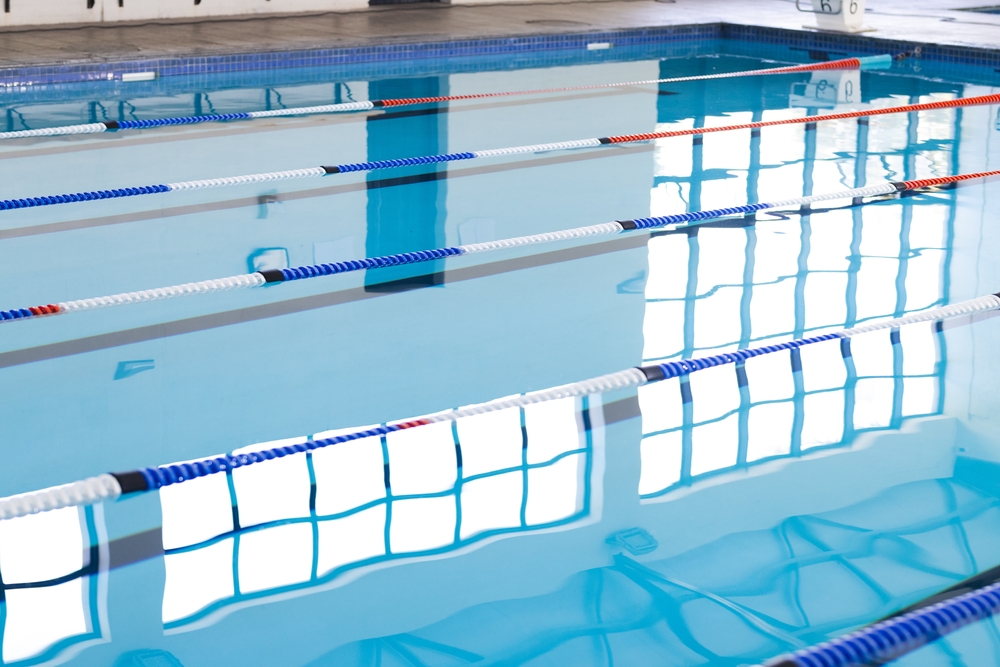 EmptyLanesInASereneIndoorSwimmingPoolAwaitSwimmers - welltica.dk - Vejen til et bedre liv