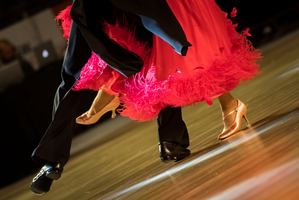 CoupleDancingStandardDanceOnTheDancefloor - welltica.dk - Vejen til et bedre liv