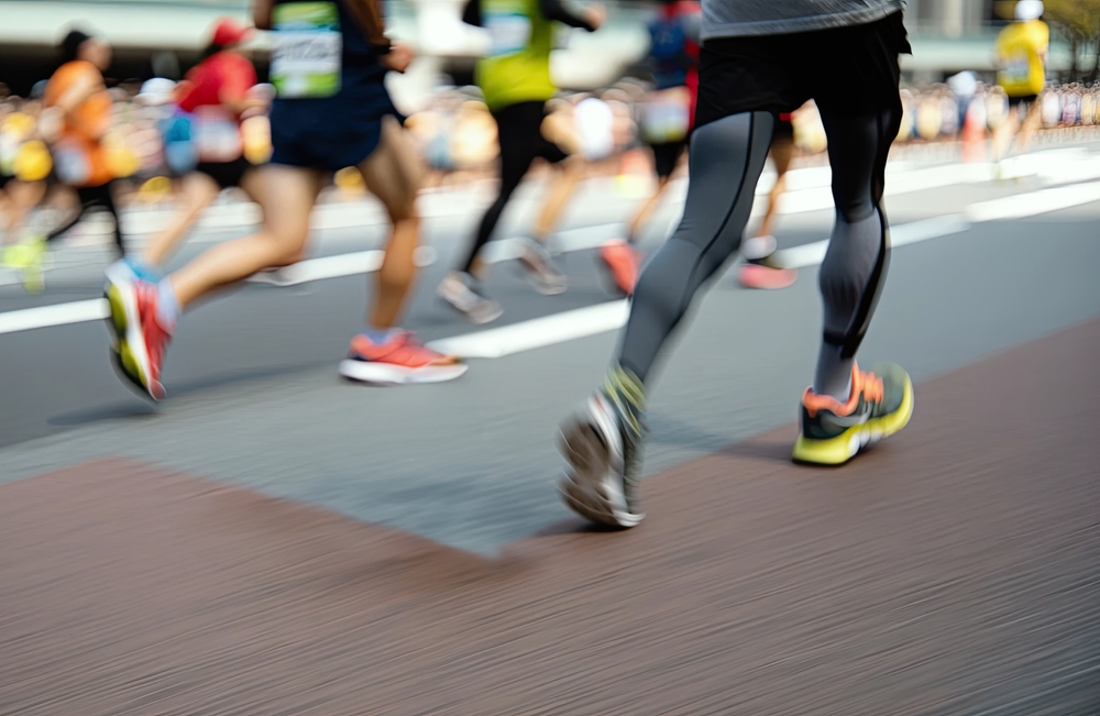 MotionBlurredMarathonRunnersInACity - welltica.dk - Vejen til et bedre liv
