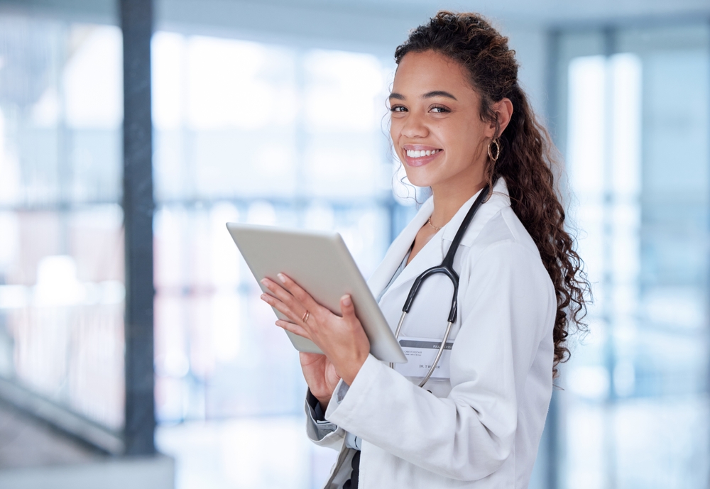 PortraitWomanAndDoctorWithTabletSmileAndTelehealthFor - welltica.dk - Vejen til et bedre liv