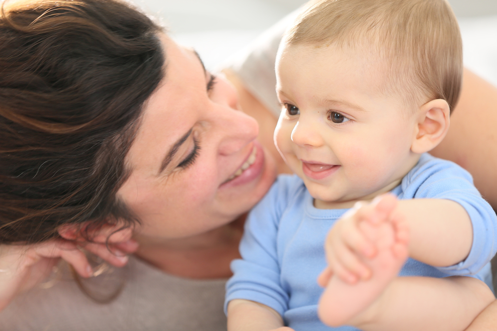 PortraitOfHappyMotherWithBabyBoy - welltica.dk - Vejen til et bedre liv