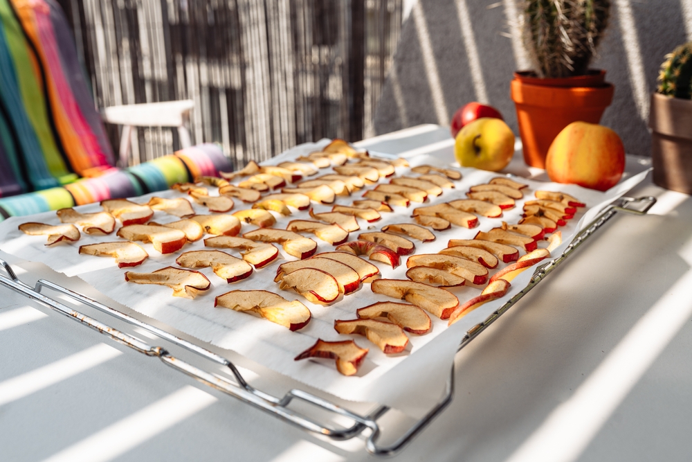 ApplesCutIntoSlicesAreLaidOutOnBakingSheet - welltica.dk - Vejen til et bedre liv