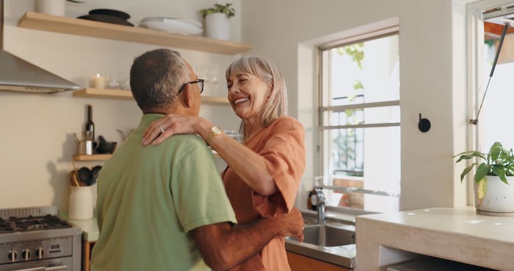 SeniorCoupleLoveAndDancingInKitchenForRetirementAnd - welltica.dk - Vejen til et bedre liv