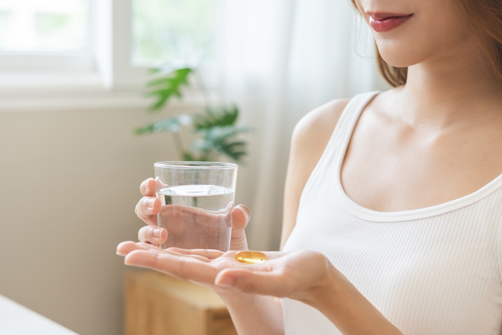 DietarySupplementAsianYoungWomanGirlHandHoldingMedicalPill - welltica.dk - Vejen til et bedre liv