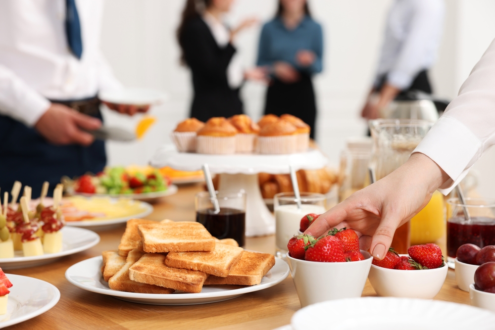 CoworkersHavingBusinessLunchInRestaurantCloseup - welltica.dk - Vejen til et bedre liv