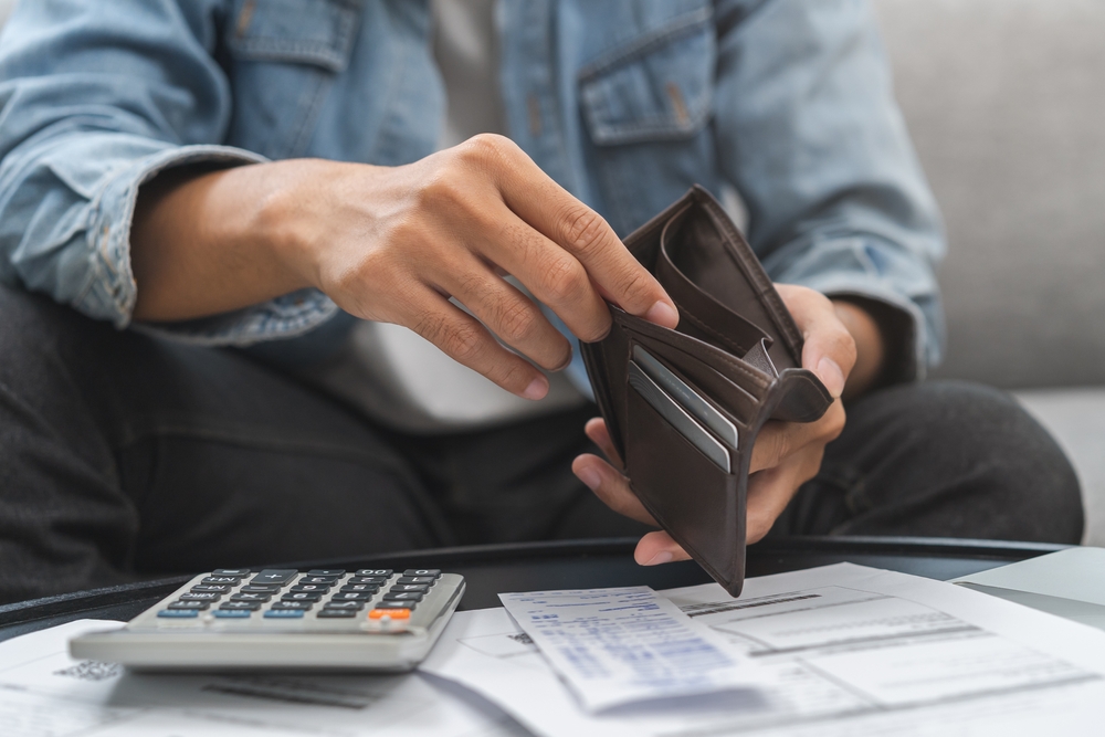 DebtFinancialConceptStressedProblemPeopleAsianManMaleHand - welltica.dk - Vejen til et bedre liv