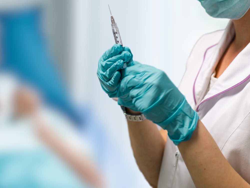 AHealthcareWorkerWearingGlovesAndPreparingASyringeReady - welltica.dk - Vejen til et bedre liv