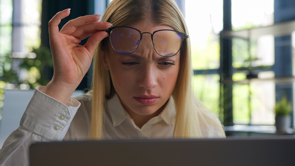 CaucasianWomanBusinesswomanBusinessGirlTakeOffGlassesLookingAt - welltica.dk - Vejen til et bedre liv