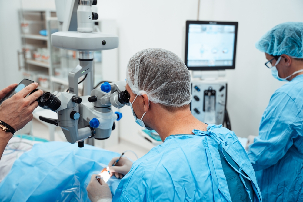 SkilledSurgeonAndHisMedicalTeamPerformPreciseEyeSurgery - welltica.dk - Vejen til et bedre liv