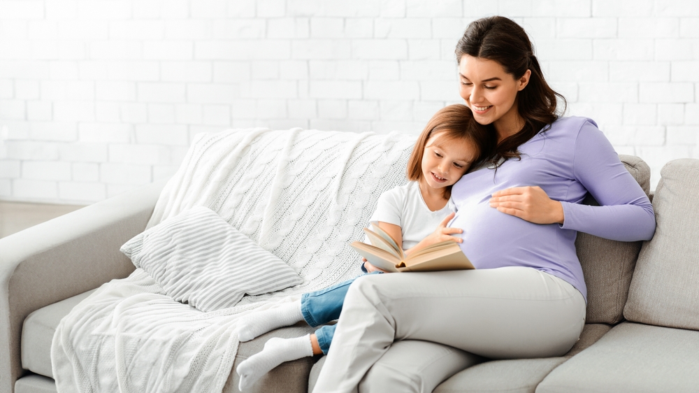 HappyFamilyPregnantMotherAndPreschoolerDaughterSpendingTimeTogether - welltica.dk - Vejen til et bedre liv