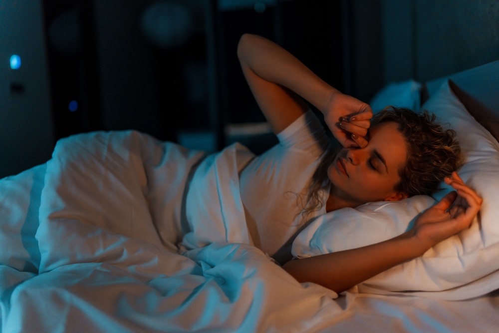 WomanWakingUpAndRubbingHerEyesInBed - welltica.dk - Vejen til et bedre liv