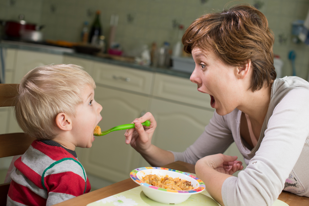 LittleBoyEatingHisDinner - welltica.dk - Vejen til et bedre liv